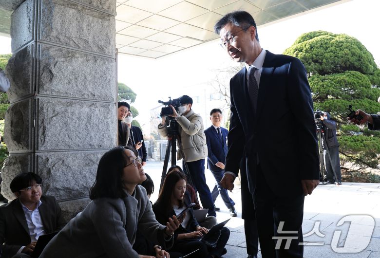 최재해 감사원장이 13일 오전 서울 종로구 북촌로 감사원으로 직무 복귀하며 입장 표명을 하고 있다. 2025.3.13/뉴스1 ⓒ News1 박정호 기자