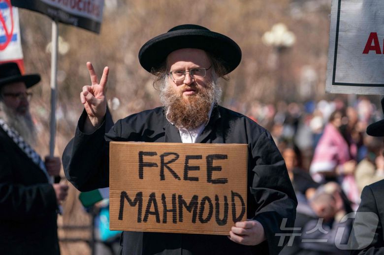 미국 활동가들이 뉴욕에서 집회를 갖고 반전 시위를 벌이다 미 국토안보부 요원들에게 체포된 팔레스타인 출신 유학생 마흐무드 칼릴의 석방을 촉구하고 있다.ⓒ AFP=뉴스1