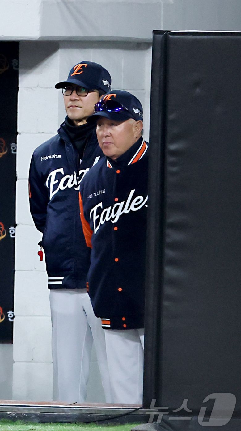 17일 대전 한화생명 볼파크에서 열린 2025 프로야구 KBO리그 한화이글스와 삼성라이온즈의 시범경기에서 한화 김경문 감독이 경기를 보고 있다. 2025.3.17/뉴스1 ⓒ News1 김기남 기자