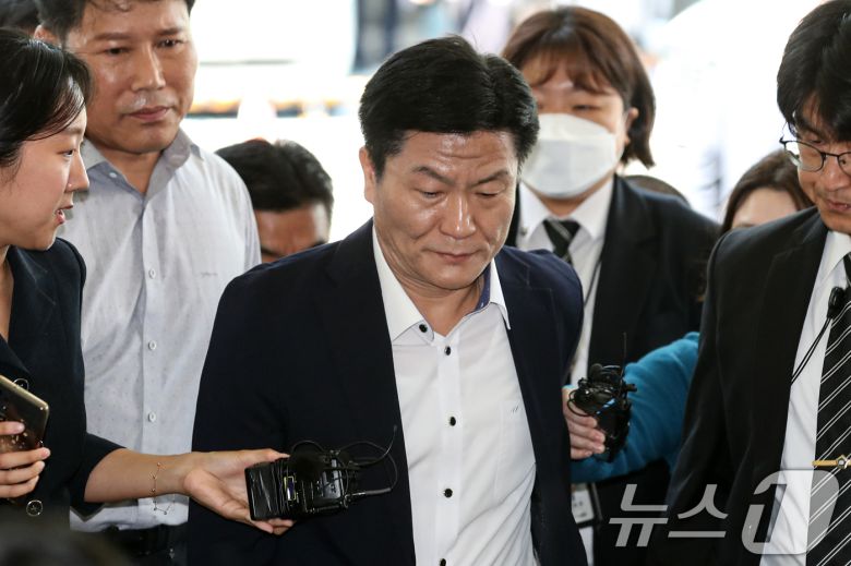 이태원 참사 부실대응 등의 혐의를 받는 이임재 전 용산경찰서장이 30일 오후 서울 마포구 서울 서부지방법원에서 열린 선고공판에 출석하고 있다. 2024.9.30/뉴스1 ⓒ News1 이승배 기자