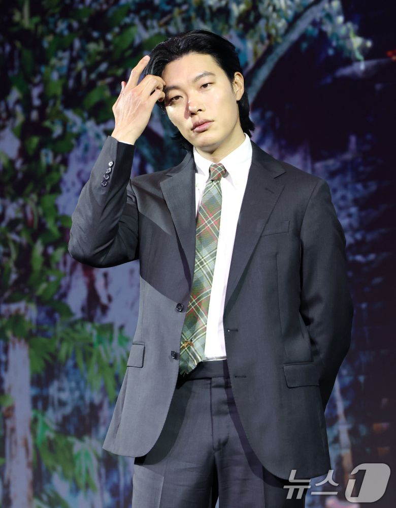 배우 류준열이 18일 서울 마포구 호텔나루 서울 엠갤러리에서 열린 넷플릭스 '계시록'(감독 연상호) 제작보고회에 참석해 포즈를 취하고 있다. '계시록'은 실종 사건의 범인을 단죄하는 것이 신의 계시라 믿는 목사(류준열 분)와 죽은 동생의 환영에 시달리는 실종 사건 담당 형사(신현빈 분)가 각자의 믿음을 쫓으며 벌어지는 이야기를 그린 작품이다. 2025.3.18/뉴스1 ⓒ News1 권현진 기자