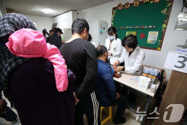 17일 오전 경북 경산시 경산이주노동자센터에서 열린 외국인 근로자 무료 건강검진에서 외국인 근로자들이 줄지어 혈액검사를 기다리고 있다. 대구경북인도주의실천의사협의회(인의협)와 경산시보건소·경산시약사회가 공동으로 마련한 이날 건강검진은 경산에 거주하는 외국인 근로자를 대상으로 일반진료와 혈액·소변검사를 통한 29종의 병리검사 등이 진행됐다. 2024.11.17/뉴스1 ⓒ News1 공정식 기자