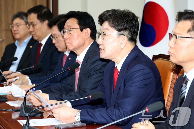 권성동 국민의힘 원내대표가 18일 오전 서울 여의도 국회에서 열린 원내대책회의에서 모두발언을 하고 있다. 2025.3.18/뉴스1 ⓒ News1 이광호 기자