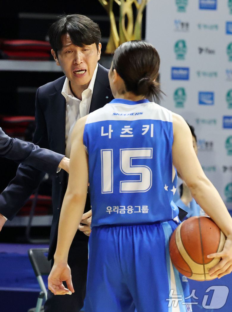 18일 오후 충남 아산 이순신체육관에서 열린 '하나은행 2024-2025 여자프로농구' 플레이오프 챔피언결정전 2차전 아산 우리은행과 부산 BNK의 경기에서 우리은행 위성우 감독이 나츠키 선수에게 작전지시를 하고 있다. 2025.3.18/뉴스1 ⓒ News1 박세연 기자