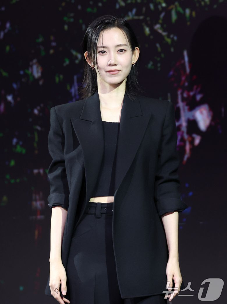 배우 신현빈이 18일 서울 마포구 호텔나루 서울 엠갤러리에서 열린 넷플릭스 '계시록'(감독 연상호) 제작보고회에서 포즈를 취하고 있다. '계시록'은 실종 사건의 범인을 단죄하는 것이 신의 계시라 믿는 목사(류준열 분)와 죽은 동생의 환영에 시달리는 실종 사건 담당 형사(신현빈 분)가 각자의 믿음을 쫓으며 벌어지는 이야기를 그린 작품이다. 2025.3.18/뉴스1 ⓒ News1 권현진 기자