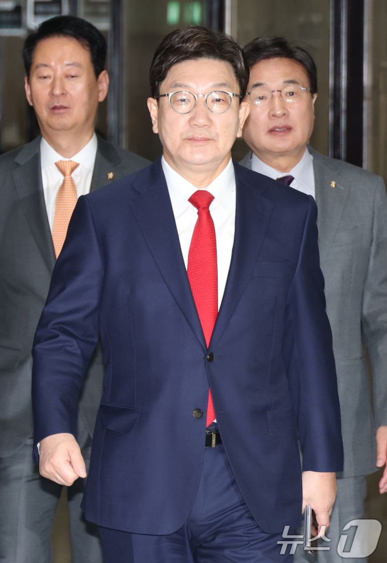 권성동 국민의힘 원내대표가 18일 오전 서울 여의도 국회에서 열린 원내대책회의에 참석하고 있다. 2025.3.18/뉴스1 ⓒ News1 이광호 기자