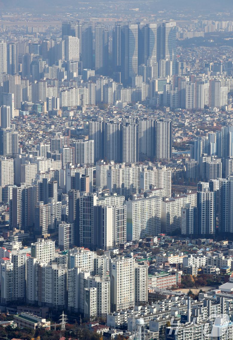 . 사진은 전날 대구 앞산 전망대에서 바라본 대구 도심 아파트. 2024.11.21/뉴스1 ⓒ News1 공정식 기자