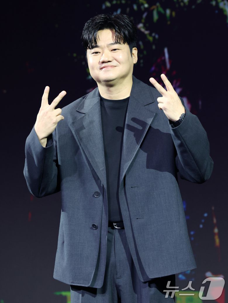 배우 신민재가 18일 서울 마포구 호텔나루 서울 엠갤러리에서 열린 넷플릭스 '계시록'(감독 연상호) 제작보고회에서 포즈를 취하고 있다. '계시록'은 실종 사건의 범인을 단죄하는 것이 신의 계시라 믿는 목사(류준열 분)와 죽은 동생의 환영에 시달리는 실종 사건 담당 형사(신현빈 분)가 각자의 믿음을 쫓으며 벌어지는 이야기를 그린 작품이다. 2025.3.18/뉴스1 ⓒ News1 권현진 기자