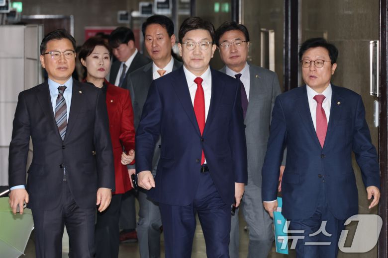 권성동 국민의힘 원내대표(가운데)와 박형수 원내수석부대표(오른쪽), 이양수 사무총장이 18일 오전 서울 여의도 국회에서 열린 원내대책회의에 참석하고 있다. 2025.3.18/뉴스1 ⓒ News1 이광호 기자