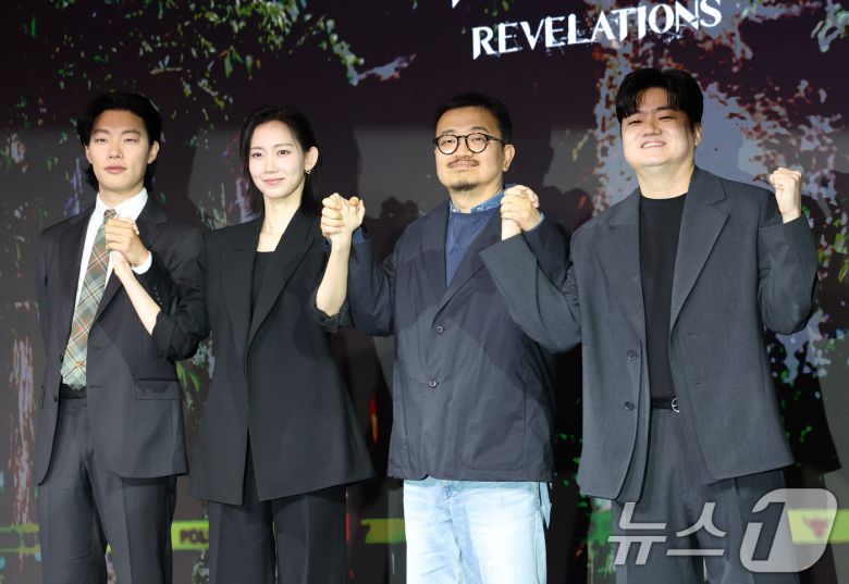배우 류준열(왼쪽부터)과 신현빈, 연상호, 감독, 신민재가 18일 서울 마포구 호텔나루 서울 엠갤러리에서 열린 넷플릭스 '계시록'(감독 연상호) 제작보고회에서 포즈를 취하고 있다. '계시록'은 실종 사건의 범인을 단죄하는 것이 신의 계시라 믿는 목사(류준열 분)와 죽은 동생의 환영에 시달리는 실종 사건 담당 형사(신현빈 분)가 각자의 믿음을 쫓으며 벌어지는 이야기를 그린 작품이다. 2025.3.18/뉴스1 ⓒ News1 권현진 기자