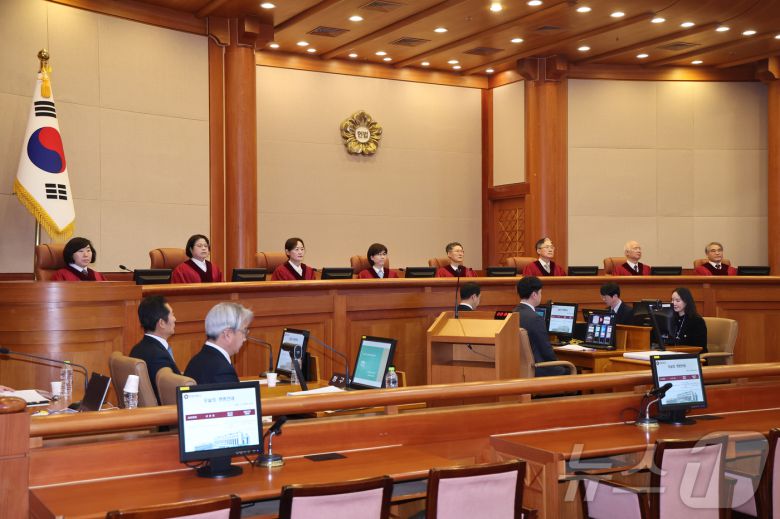문형배 헌법재판소장 권한대행을 비롯한 헌법재판관들이 18일 서울 종로구 헌법재판소에서 열린 박성재 법무부 장관의 탄핵심판 1회 변론에 입장해 착석해 있다. (공동취재) 2025.3.18/뉴스1 ⓒ News1 김명섭 기자