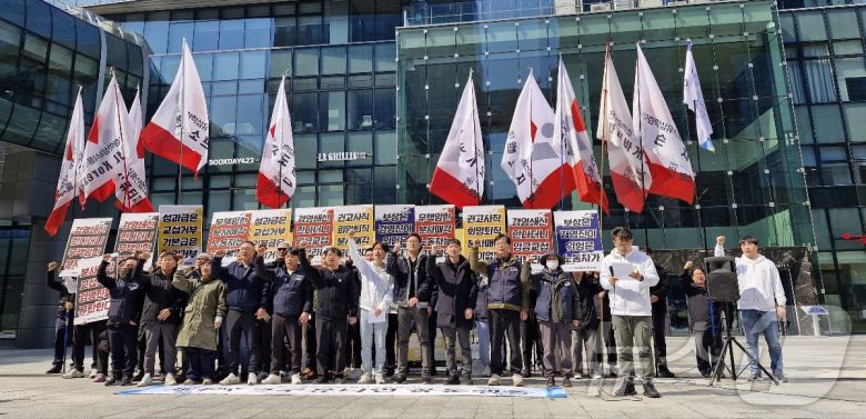 카카오 공동체 노동조합 크루유니언(전국화섬식품노조 카카오지회)은 19일 경기 성남시 카카오 판교아지트 정문 앞에서 기자회견을 열고 콘텐츠 CIC 법인 분사 계획에 반대했다. 2025.03.19. ⓒ 뉴스1 신은빈 기자