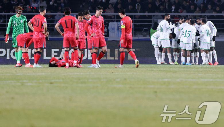 20일 오후 경기 고양시 고양종합운동장에서 열린 2026 국제축구연맹(FIFA) 북중미 월드컵 아시아 3차 예선 B조 7차전 대한민국과 오만의 경기 후반전에서 오만 알리 알 부사이디가 동점골을 넣은 뒤 동료들과 기쁨을 나누고 있다. 그 왼편으로 넘어져 고통 호소하는 이강인. 2025.3.20/뉴스1 ⓒ News1 이동해 기자