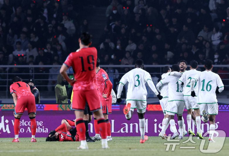 20일 오후 경기 고양시 고양종합운동장에서 열린 2026 국제축구연맹(FIFA) 북중미 월드컵 아시아 3차 예선 B조 7차전 대한민국과 오만의 경기 후반전에서 오만 알리 알 부사이디가 동점골을 넣은 뒤 동료들과 기쁨을 나누고 있다. 그 왼편으로 넘어져 고통 호소하는 이강인. 2025.3.20/뉴스1 ⓒ News1 이동해 기자