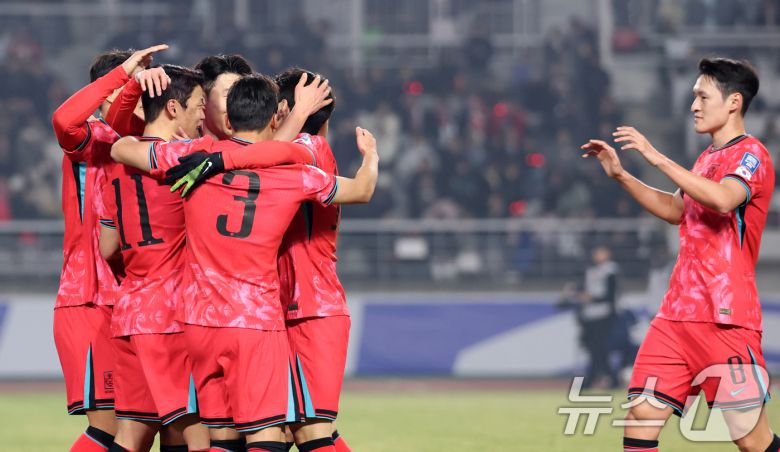 20일 오후 경기 고양시 고양종합운동장에서 열린 2026 국제축구연맹(FIFA) 북중미 월드컵 아시아 3차 예선 B조 7차전 대한민국과 오만의 경기에서 대한민국 황희찬이 첫 골을 성공시킨 뒤 동료들과 기뻐하고 있다. 2025.3.20/뉴스1 ⓒ News1 이승배 기자