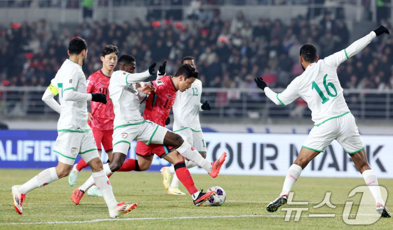 20일 오후 경기 고양시 고양종합운동장에서 열린 2026 국제축구연맹(FIFA) 북중미 월드컵 아시아 3차 예선 B조 7차전 대한민국과 오만의 경기 전반전에서 대한민국 황희찬이 돌파를 하고 있다. 2025.3.20/뉴스1 ⓒ News1 이동해 기자