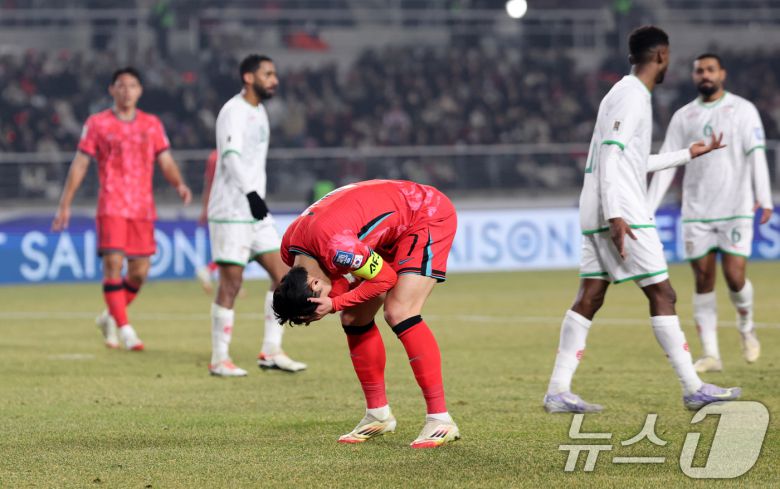 20일 오후 경기 고양시 고양종합운동장에서 열린 2026 국제축구연맹(FIFA) 북중미 월드컵 아시아 3차 예선 B조 7차전 대한민국과 오만의 경기에서 대한민국 손흥민이 찬스를 놓치고 아쉬워하고 있다. 2025.3.20/뉴스1 ⓒ News1 이승배 기자