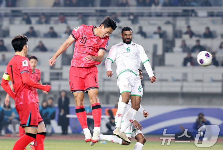 20일 오후 경기 고양시 고양종합운동장에서 열린 2026 국제축구연맹(FIFA) 북중미 월드컵 아시아 3차 예선 B조 7차전 대한민국과 오만의 경기 후반전에서 대한민국 오세훈이 헤더슛을 시도하고 있다. 2025.3.20/뉴스1 ⓒ News1 이동해 기자