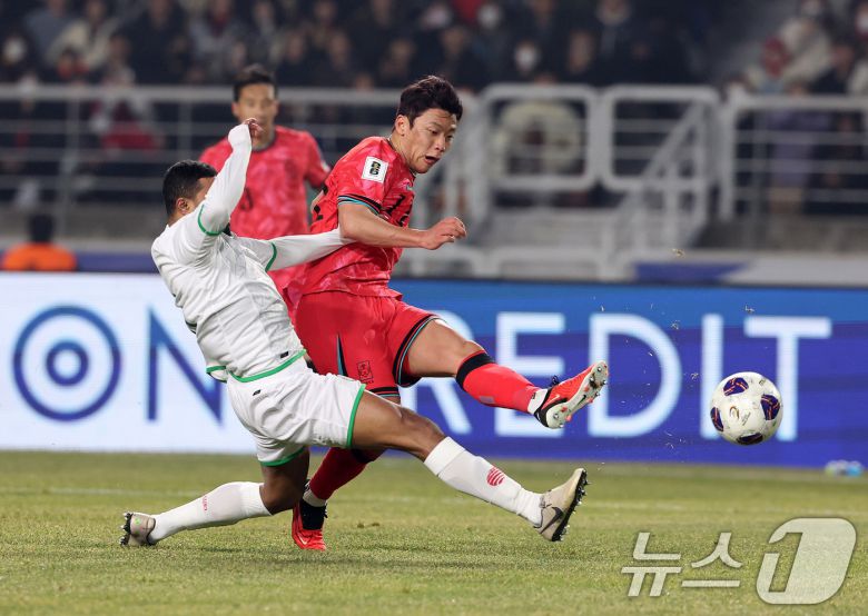 20일 오후 경기 고양시 고양종합운동장에서 열린 2026 국제축구연맹(FIFA) 북중미 월드컵 아시아 3차 예선 B조 7차전 대한민국과 오만의 경기 전반전에서 대한민국 황희찬이 선제골을 넣고 있다. 2025.3.20/뉴스1 ⓒ News1 이동해 기자