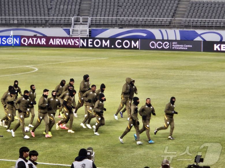 후드 등을 눌러쓰고 얼굴을 가린 채 러닝하는 오만 선수들ⓒ News1 안영준 기자