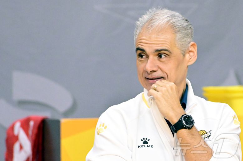 레오나르도 아폰소 KB손해보험 감독. (KOVO 제공)