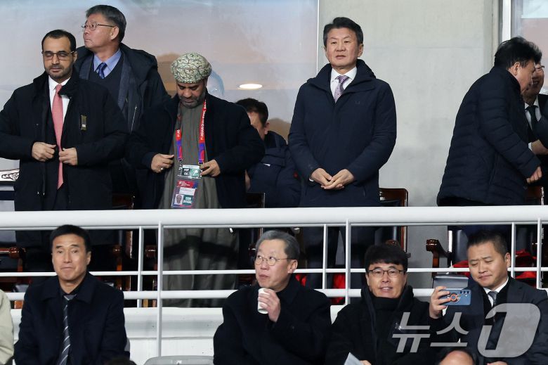 정몽규 대한축구협회장이 20일 오후 경기 고양시 고양종합운동장에서 열린 2026 국제축구연맹(FIFA) 북중미 월드컵 아시아 3차 예선 B조 7차전 대한민국과 오만의 경기에 앞서 선수들을 지켜보고 있다. 2025.3.20/뉴스1 ⓒ News1 이동해 기자