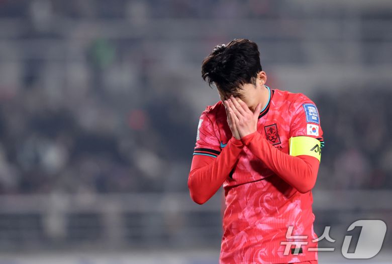 20일 오후 경기 고양시 고양종합운동장에서 열린 2026 국제축구연맹(FIFA) 북중미 월드컵 아시아 3차 예선 B조 7차전 대한민국과 오만의 경기에서 대한민국 손흥민이 찬스를 놓치고 아쉬워하고 있다. 2025.3.20/뉴스1 ⓒ News1 이승배 기자