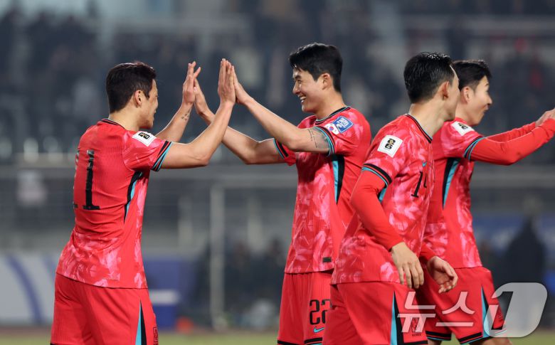 20일 오후 경기 고양시 고양종합운동장에서 열린 2026 국제축구연맹(FIFA) 북중미 월드컵 아시아 3차 예선 B조 7차전 대한민국과 오만의 경기에서 대한민국 황희찬이 골을 넣고 기뻐하고 있다. 2025.3.20/뉴스1 ⓒ News1 이승배 기자