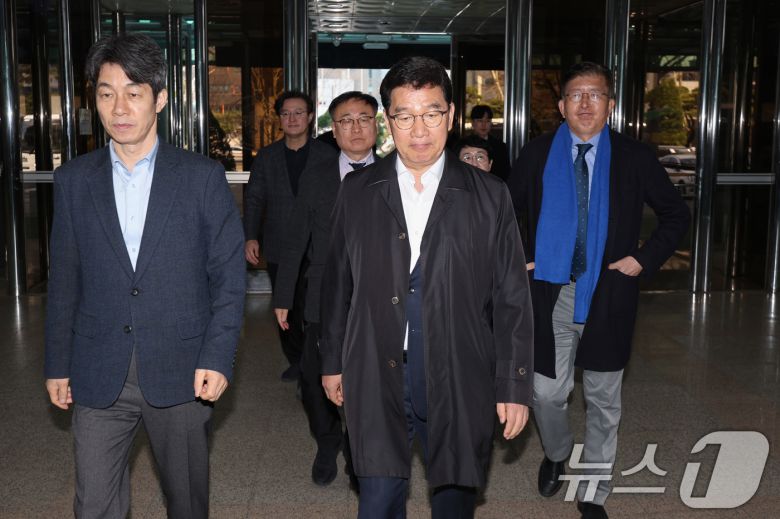 신정훈 위원장을 비롯한 국회 행정안전위원회 소속 더불어민주당 의원들이 20일 오후 백혜련 의원 계란 테러 사건과 관련해 서울 서대문구 경찰청을 항의 방문하고 있다. 2025.3.20/뉴스1 ⓒ News1 신웅수 기자