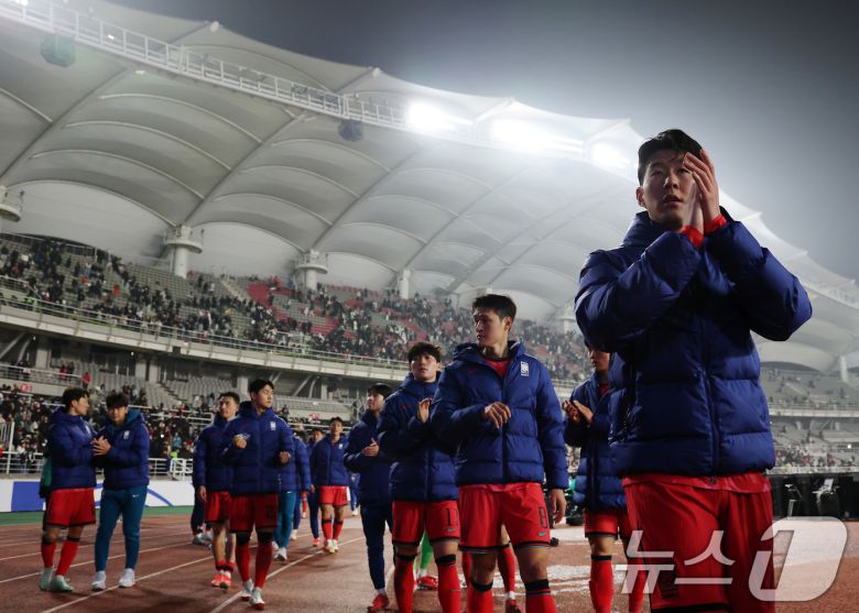 20일 오후 경기 고양시 고양종합운동장에서 열린 2026 국제축구연맹(FIFA) 북중미 월드컵 아시아 3차 예선 B조 7차전 대한민국과 오만의 경기에서 1대1로 무승부를 거둔 대한민국 선수들이 축구팬들에게 손인사 하고 있다. 2025.3.20/뉴스1 ⓒ News1 이동해 기자