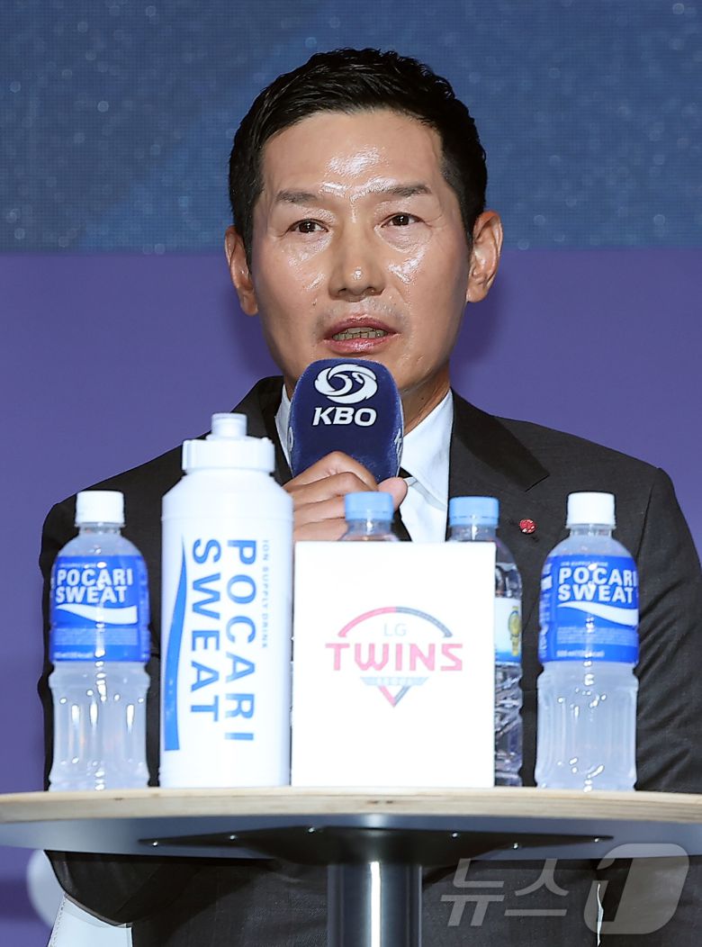 LG 트윈스 염경엽 감독이 20일 오후 서울 송파구 잠실 롯데호텔 월드에서 열린 신한 SOL Bank 2025 KBO 미디어데이에서 각오를 밝히고 있다. 2025 신한 SOL Bank KBO리그는 오는 3월 22일 5개 구장에서 일제히 팡파르를 울린다. 2025.3.20/뉴스1 ⓒ News1 김진환 기자