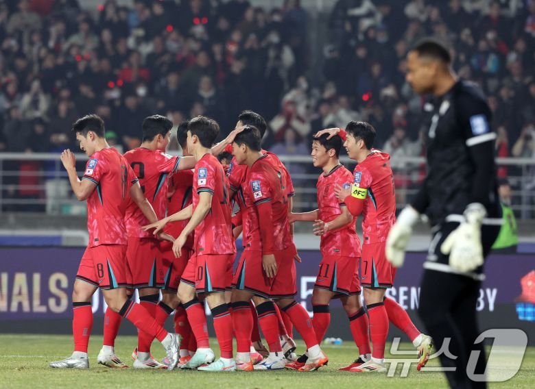 20일 오후 경기 고양시 고양종합운동장에서 열린 2026 국제축구연맹(FIFA) 북중미 월드컵 아시아 3차 예선 B조 7차전 대한민국과 오만의 경기 전반전에서 선제골을 넣은 대한민국 황희찬과 어이스트를 기록한 이강인이 동료들과 기쁨을 나누고 있다. 2025.3.20/뉴스1 ⓒ News1 이동해 기자