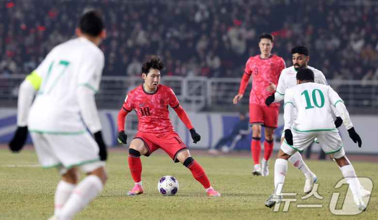20일 오후 경기 고양시 고양종합운동장에서 열린 2026 국제축구연맹(FIFA) 북중미 월드컵 아시아 3차 예선 B조 7차전 대한민국과 오만의 경기 후반전에서 대한민국 이강인이 패스할 틈을 찾고 있다. 2025.3.20/뉴스1 ⓒ News1 이동해 기자