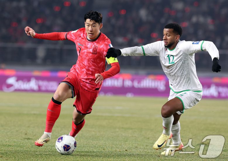 20일 오후 경기 고양시 고양종합운동장에서 열린 2026 국제축구연맹(FIFA) 북중미 월드컵 아시아 3차 예선 B조 7차전 대한민국과 오만의 경기 전반전에서 대한민국 손흥민이 돌파하고 있다. 2025.3.20/뉴스1 ⓒ News1 이동해 기자