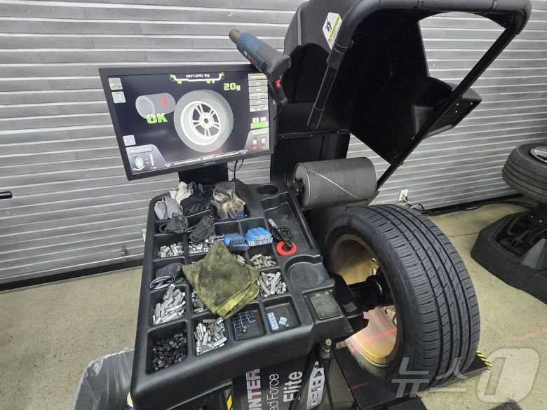 18일 오후 서울 강남구에 자리한 '넥스트레벨' 역삼 직영점에서 휠 밸런스를 맞추는 작업이 진행되는 모습. 컴퓨터가 20g 무게 증량이 필요하다며 해당 부위에 레이저를 조사해주고 있다. 2025.03.18. ⓒ 뉴스1 김성식 기자.