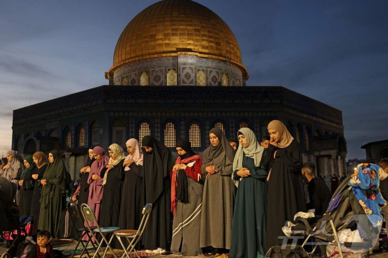 라마단 기간을 보내고 있는 무슬림들 ⓒ AFP=뉴스1