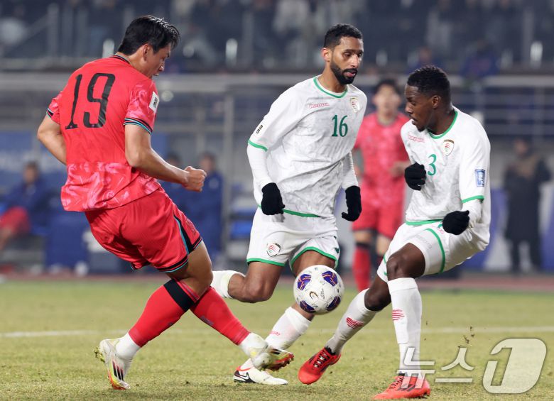 20일 오후 경기 고양시 고양종합운동장에서 열린 2026 국제축구연맹(FIFA) 북중미 월드컵 아시아 3차 예선 B조 7차전 대한민국과 오만의 경기 후반전에서 대한민국 오세훈이 슛을 시도하고 있다. 2025.3.20/뉴스1 ⓒ News1 이동해 기자