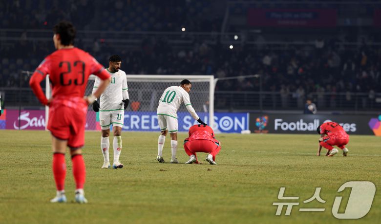 20일 오후 경기 고양시 고양종합운동장에서 열린 2026 국제축구연맹(FIFA) 북중미 월드컵 아시아 3차 예선 B조 7차전 대한민국과 오만의 경기에서 후반전 동점골을 허용하며 1대1로 경기를 마친 대한민국 선수들이 아쉬워하고 있다. 2025.3.20/뉴스1 ⓒ News1 이승배 기자