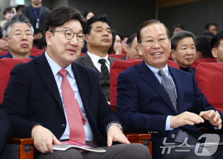 국민의힘 권영세 비상대책위원장과 권성동 원내대표가 21일 오전 서울 여의도 국회 의원회관에서 열린 '이차전지산업 지원 특별법 제정 국회 토론회'에서 대화하고 있다. 2025.3.21/뉴스1 ⓒ News1 김민지 기자