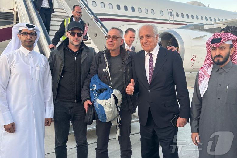 2025년 3월 20일 미국인 조지 글레즈만(가운데)이 도하에서 미국·카타르 외교관들과 함께 있다. ⓒ AFP=뉴스1