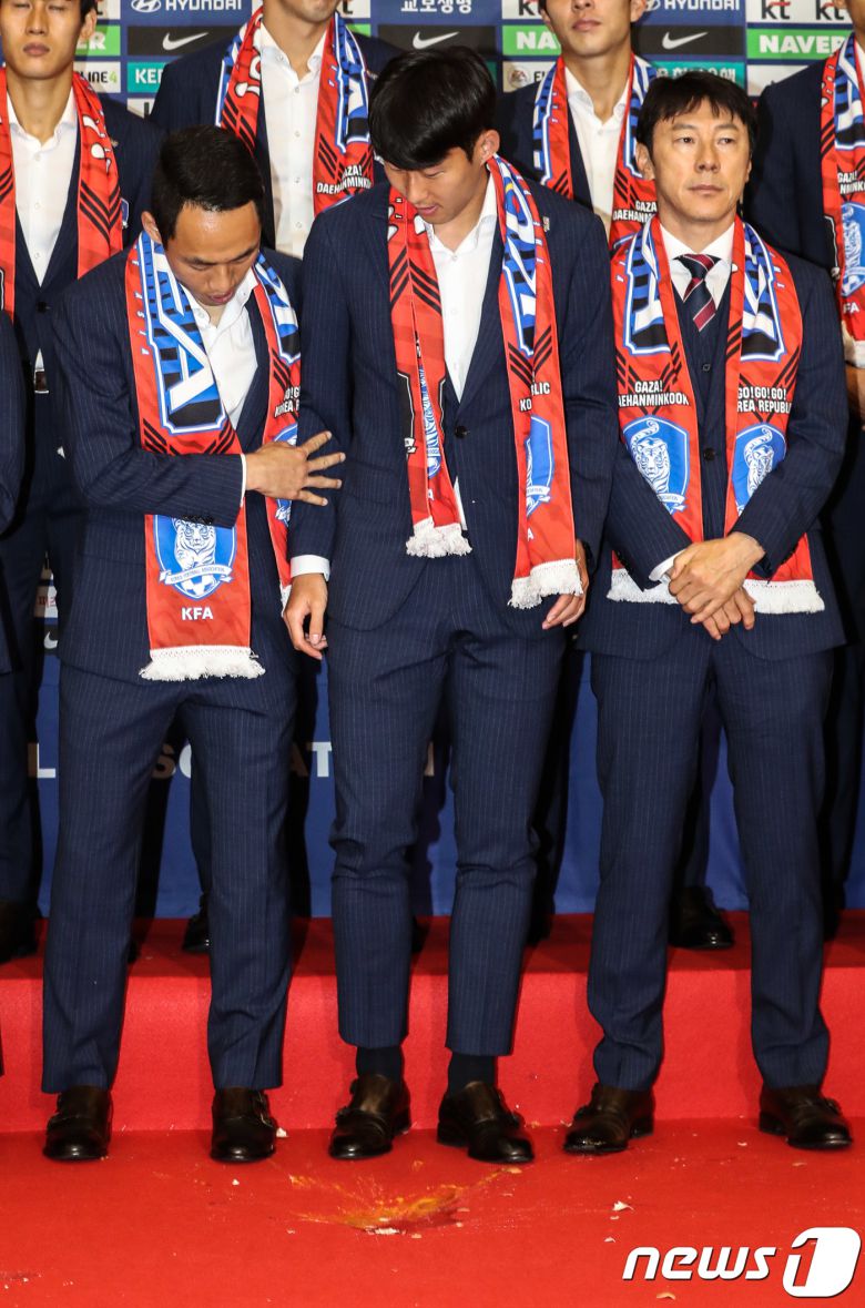 2018러시아월드컵에서 세계랭킹 1위 독일을 완파하고 유종의 미를 거둔 대한민국 축구대표팀이 2018년 6월29일 인천국제공항 제2여객터미널을 통해 귀국했다. 손흥민이 해단식 중 날아든 계란을 바라보고 있는 모습. 2018.6.29/뉴스1 ⓒ News1 성동훈 기자