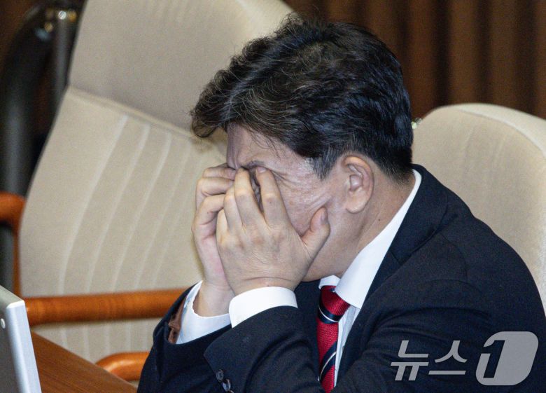 권성동 국민의힘 원내대표가 13일 오후 서울 여의도 국회 본회의장에서 열린 제422회 국회(임시회) 제5차 본회의에서 얼굴을 감싸고 있다. 2025.2.13/뉴스1 ⓒ News1 이재명 기자