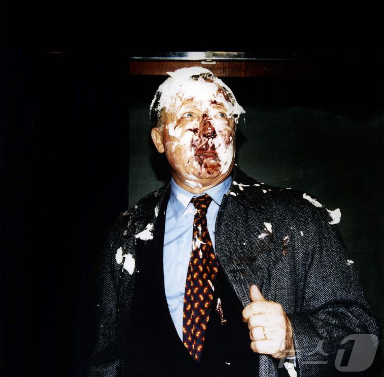 프랑스 정치인 고(故) 자크 들로르가 생전 1997년 4월 30일 그르노블 정치대학에서 열린 회의 중 마스트리히트 조약 반대 활동가들에게 크림 파이 공격을 받은 후 얼굴을 닦고 있다. ⓒ AFP=뉴스1 ⓒ News1 정윤미 기자