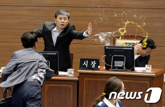 경남 창원시의회 본회의장에서 진해구 출신 김성일 시의원이 프로야구 NC 다이노스 새 야구장 입지변경에 항의하며 안상수 창원시장에게 계란을 던지고 있다. <김승권기자/ 경남신문/ 한국사진기자협회 - 무단전재 재배포금지> ⓒ News1 이종덕 기자