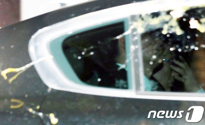 110억원대의 뇌물수수, 다스 관련 350억원대 횡령 혐의로 구속영장이 발부된 이명박 전 대통령이 탑승한 호송차량이 2018년 3월 23일 오전 서울 송파구 동부구치소로 들어서던 중 계란세례를 맞고 있는 모습. 2018.3.23/뉴스1 ⓒ News1 성동훈 기자