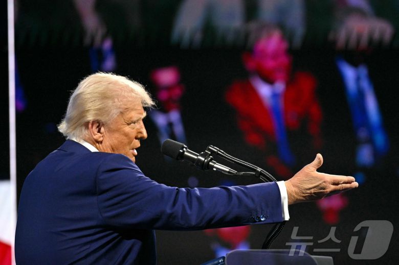 도널드 트럼프 미국 대통령이 19일(현지시간) 사우디아라비아 국부펀드 주최로 플로리다주 마이애미 비치에서 열린 '미래 투자 이니셔티브 프라이오리티 서밋'에 참석해 “다음 한 달 안에 자동차, 반도체, 의약품, 목재 등에 대해 관세를 발표할 것” 이라고 밝히고 있다. 2025.02.20 ⓒ AFP=뉴스1 ⓒ News1 우동명 기자