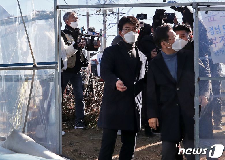 이재명 더불어민주당 대선 후보가 2021년 12월13일 오전 대구·경북 매타버스 민생투어의 일환으로 경북 성주군의 한 참외 농가를 방문하다 사드 배치를 반대하는 지역 주민이 던진 계란이 날아들자 깜짝 놀라 돌아보고 있는 모습. 사진 왼쪽 비닐하우스 외벽에 깨진 계란 자국이 보인다. 2021.12.13/뉴스1 ⓒ News1 오대일 기자