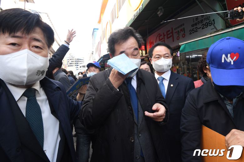 이낙연 전 더불어민주당 대표가 지난 2021년 3월 강원 춘천 중앙시장에서 민생탐방을 하는 중 춘천 중도 레고랜드 테마파크 개발에 반대하는 단체인 중도유적지킴이본부 회원 2명으로부터 계란을 맞는 소동이 벌어진 바 있다.(강원도민일보 제공) 2021.03.05/뉴스1 ⓒ News1 김정호 기자