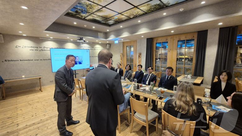 정읍시 대표단은 21일 오후(현지 시간) 독일 현지에서 요하네스 브룬스 뮐하우젠 시장, 얀 리만 부시장, 알렉산더 베티그 뮐하우젠 시의회 의장과 공식회의를 개최했다.(정읍시 제공. 재판매 및 DB금지)