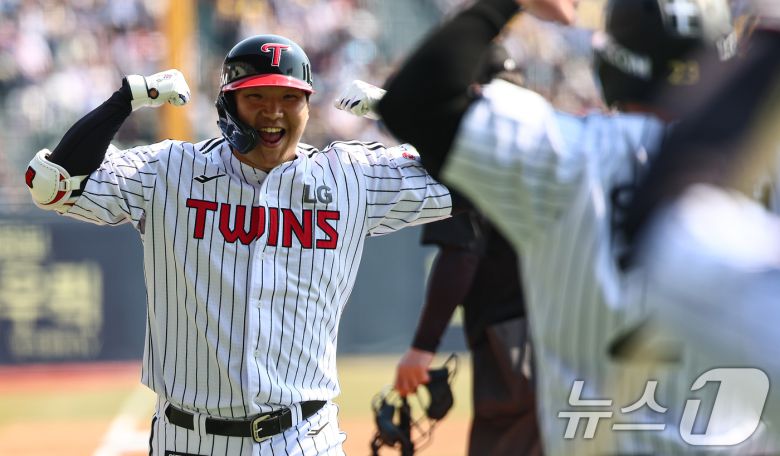 22일 서울 송파구 잠실야구장에서 열린 '2025 신한 SOL 뱅크 KBO리그' 개막전 롯데 자이언츠와 LG 트윈스의 경기, 1회말 1사 2루 상황에서 LG 문보경이 투런 홈런을 치고 기뻐하고 있다. 2025.3.22/뉴스1 ⓒ News1 김도우 기자